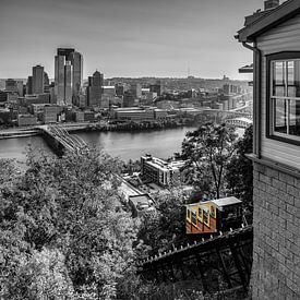 Skyline van Pittsburgh met Monongahela Incline - colorkey van Melanie Viola