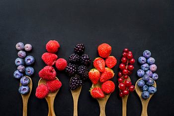 Frisches Obst auf Holzlöffeln