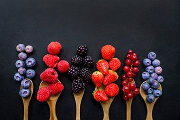 Vers fruit op houten pollepels, fresh fruit on wooden spoons. van Corrine Ponsen