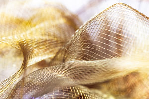 Goldenes Gewebe in Wellen – filigrane Struktur
