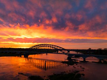 Pont dans un incroyable coucher de soleil coloré sur la rivière IJssel sur Sjoerd van der Wal Photographie
