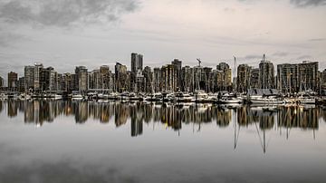 De skyline van Vancouver in Canada van Roland Brack