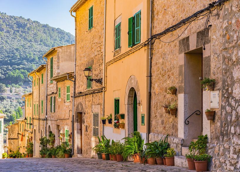 Mooie straat in het mediterrane dorp Valldemossa op Mallorca Spanje van Alex Winter