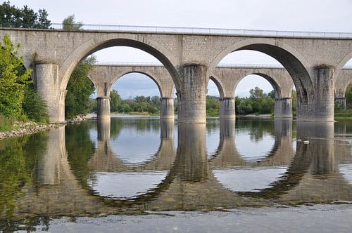 Dubbele boogbrug over de rivier de Ardèche