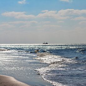 De noordzee met schip in de verte wadden ameland van Groothuizen Foto Art