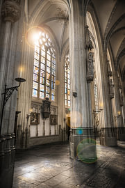 Gotische Kirche mit bunten Kirchenfenstern von Troy Wegman