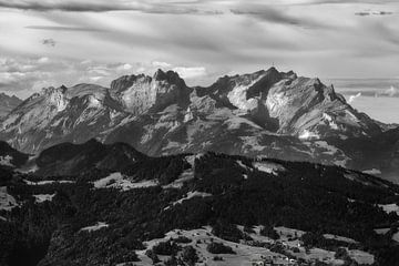 Uitzicht vanaf de Hochgrat bij Oberstaufen in de Allgäu in zwart-wit