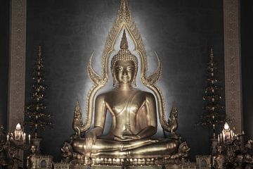 Dharma gewikkeld in licht - De Phra Boeddha Chinnarat van Walter G. Allgöwer