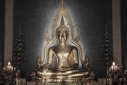 Dharma gewikkeld in licht - De Phra Boeddha Chinnarat
