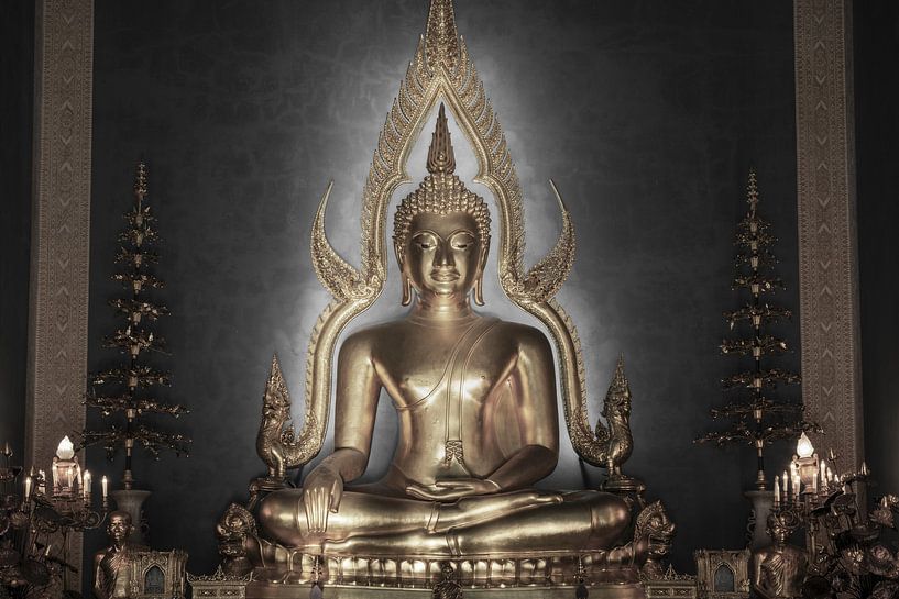 Dharma gewikkeld in licht - De Phra Boeddha Chinnarat van Walter G. Allgöwer