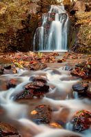 Waterval in de herfst