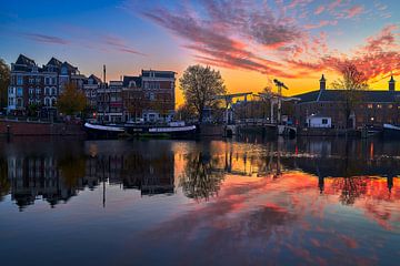 Foto der Walter-Süskind-Brücke und des Flusses Amstel in Amsterdam, 2020 von Amsterdam.Photos