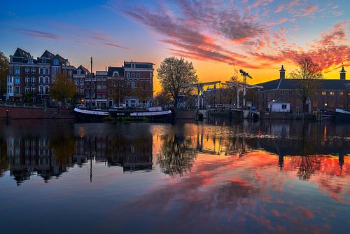 Foto van het Walter Süskindbrug en de Amstel in Amsterdam, 2020