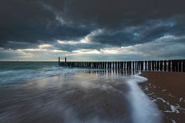 Nuages hollandais et brise-lames typiques de poteaux en bois le long de la côte zélandaise sur gaps photography