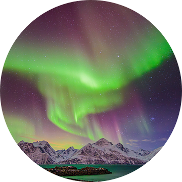 Noorderlicht boven fjord in noord Noorwegen