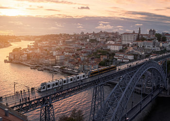 Porto Ponte Dom Luís I bij zonsondergang