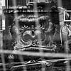 Zwartwit foto van gorilla graffiti op NDSM-terrein. van Paul van Putten