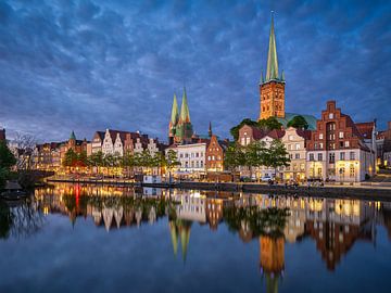 Oude binnenstad van Lübeck bij nacht van Michael Abid