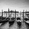 Gondels in het water van Venetië in zwart-wit van iPics Photography
