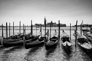Gondoles sur les eaux de Venise en noir et blanc