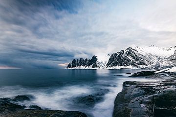 Zonsondergang bij Tungeneset op het eiland Senja in Noord-Noorwegen tijdens de winter