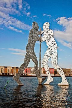 Die Wasserstatue Molecule Man an der Berliner Spree von Silva Wischeropp