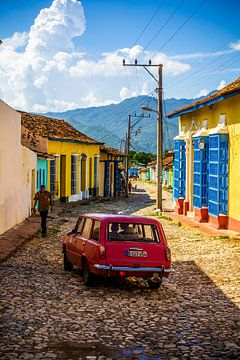 De hobbelige straten van Trinidad, Cuba van Alex Bosveld