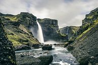 Uitzicht op de Haifoss waterval vanaf de Fossa rivier in IJsland van Sjoerd van der Wal Fotografie thumbnail