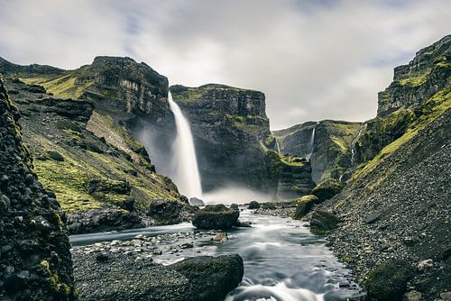 Uitzicht op de Haifoss waterval vanaf de Fossa rivier in IJsland