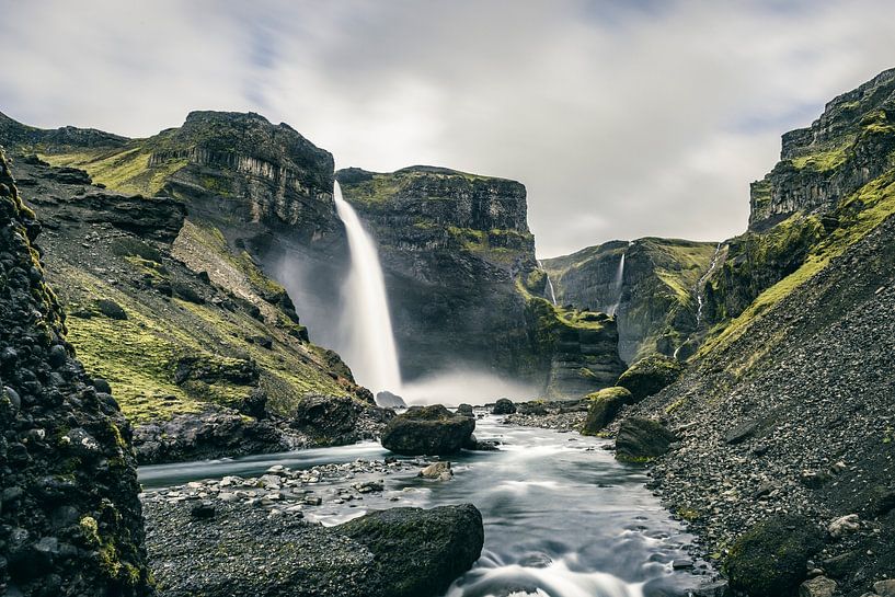 Uitzicht op de Haifoss waterval vanaf de Fossa rivier in IJsland van Sjoerd van der Wal Fotografie