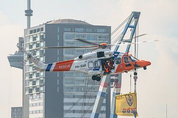 Nouvel hélicoptère des garde-côtes (PH-SAR) en action. sur Jaap van den Berg