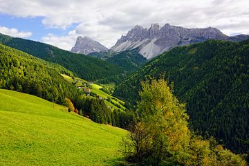 In the Valley of Afers / Eores - Dolomites van Gisela Scheffbuch