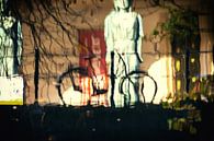 Reflectie van een fiets aan de Oudegracht in het water met de Winkel van Sinkel op achtergrond van André Blom Fotografie Utrecht thumbnail