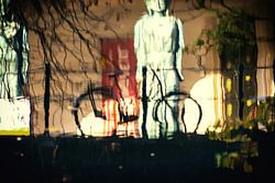 Spiegelung eines Fahrrads auf der Oudegracht im Wasser mit dem Winkel van Sinkel im Hintergrund