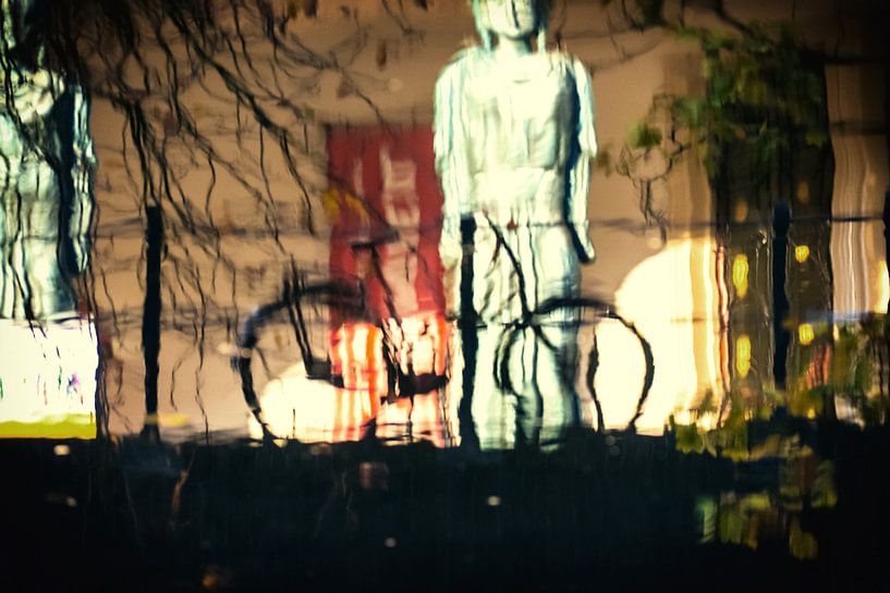 Reflectie van een fiets aan de Oudegracht in het water met de Winkel van Sinkel op achtergrond van André Blom Fotografie Utrecht