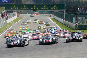FIA WEC race start op Spa Francorchamps met Porsche op pole position van Sjoerd van der Wal