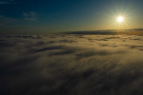Le soleil au-dessus des nuages I