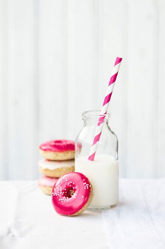 SF 12083608 Pile de mini donuts servis avec du lait
