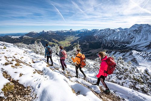 Wandelaars op de Iseler in lichte sneeuw