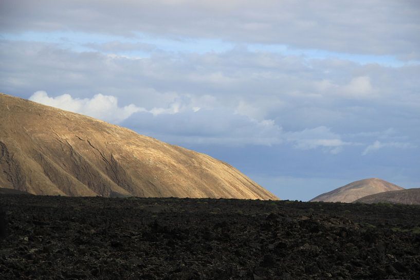 Vulkanische Berge auf Lanzarote von Leanne de Blok