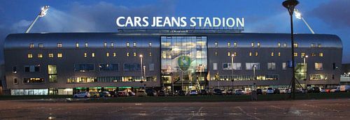 Das Cars Jeans Stadion von ADO Den Haag am Abend 