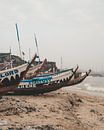 Traditionele houten bootjes op het strand van Jamestown in Accra, Ghana van Michiel Dros thumbnail