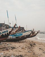Traditionele houten bootjes op het strand van Jamestown in Accra, Ghana