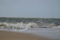 Kleine Welle brandet an den Strand