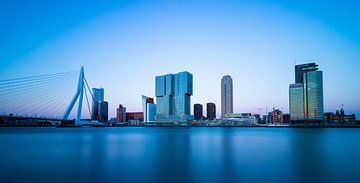 Skyline von Rotterdam während der blauen Stunde von Arthur Scheltes