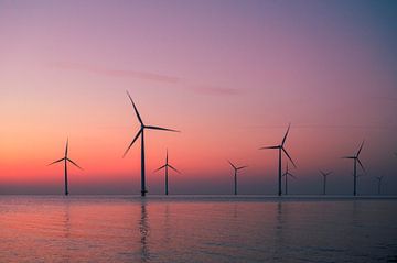 Windturbines in een offshore windpark die elektriciteit produceren van Sjoerd van der Wal