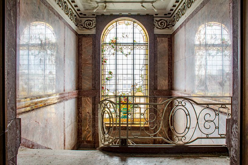 Cage d'escalier avec vitrail par Tim Vlielander