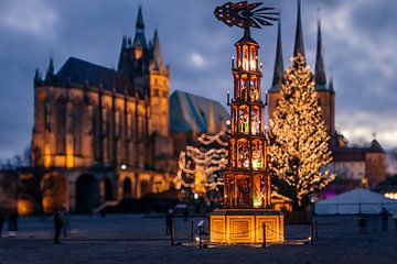 Kerstpiramide voor de kathedraal van Erfurt op het plein van de kathedraal van Mixed media vector arts