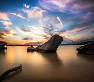 Sonnenuntergang an der Küste Grichenlands mit strand und Steinen und Stock