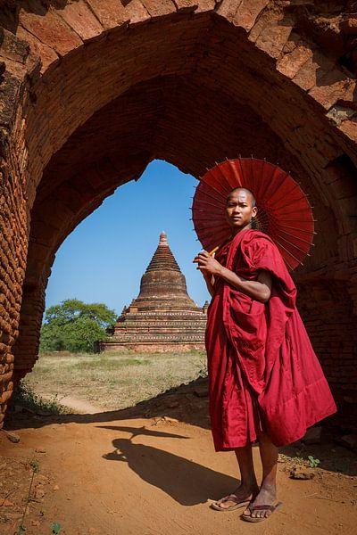 Junger Mönch in den Tempeln von Bagan von Roland Brack